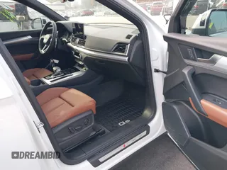 2024 Audi Q5 S line Premium z VIN WA1GAAFY0R2070950, wystawiony jako IAAI lot #41118186 z przebiegiem 3248 mil mil oraz . Historia ofert i sprzedaży dostępna na DreamBid. Obrazek 5.