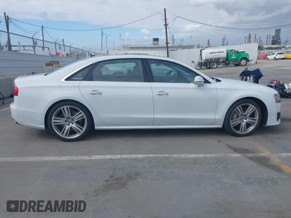2016 Audi A8 Sport z VIN WAU43AFD3GN011061, wystawiony jako IAAI lot #42034532 z przebiegiem 109 877 mil mil oraz . Historia ofert i sprzedaży dostępna na DreamBid. Obrazek 13.