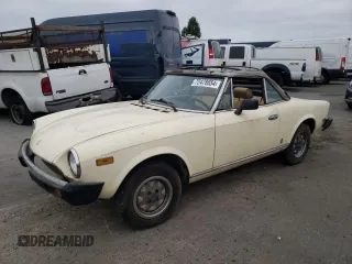 1980 FIAT 124 Spider z VIN 124CS000165091, wystawiony jako Copart lot #72478654 z przebiegiem 10 397 mil mil oraz Czysty tytuł • Clean title. Historia ofert i sprzedaży dostępna na DreamBid. Obrazek 1.