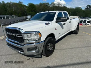 2022 Ram 3500 Tradesman z VIN 3C63RPGL7NG190837, wystawiony jako Copart lot #56636015 z przebiegiem 306 855 mil mil oraz Czysty tytuł • Clean title. Historia ofert i sprzedaży dostępna na DreamBid. Obrazek 1.