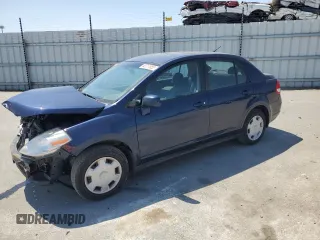 2011 Nissan Versa S z VIN 3N1BC1AP6BL447846, wystawiony jako Copart lot #62211885 z przebiegiem 236 382 mil mil oraz Szkoda całkowita • Salvage title. Historia ofert i sprzedaży dostępna na DreamBid. Obrazek 1.