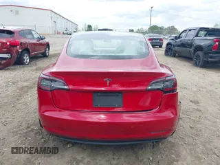 2019 Tesla Model 3 Mid Range z VIN 5YJ3E1EA7KF445040, wystawiony jako IAAI lot #41954956 z przebiegiem 68 004 mil mil oraz . Historia ofert i sprzedaży dostępna na DreamBid. Obrazek 16.