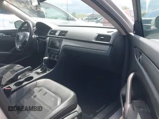 2015 Volkswagen Passat Wolfsburg Edition z VIN 1VWAT7A39FC096437, wystawiony jako IAAI lot #42343129 z przebiegiem 142 474 mil mil oraz . Historia ofert i sprzedaży dostępna na DreamBid. Obrazek 5.