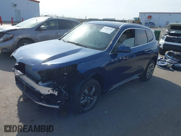 2025 BMW X1 xDrive28i z VIN WBX73EF01S5110817, wystawiony jako IAAI lot #41991160 z przebiegiem 1 287 mil mil oraz . Historia ofert i sprzedaży dostępna na DreamBid. Obrazek 18.