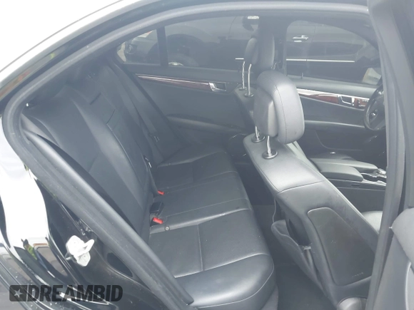 2011 Mercedes-Benz C 300 Sport z VIN WDDGF5EB1BA472313, wystawiony jako IAAI lot #42393658 z przebiegiem 161 373 mil mil oraz . Historia ofert i sprzedaży dostępna na DreamBid. Obrazek 8.
