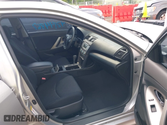 2008 Toyota Camry LE z VIN 4T1BE46K98U753908, wystawiony jako IAAI lot #42144867 z przebiegiem 158 520 mil mil oraz . Historia ofert i sprzedaży dostępna na DreamBid. Obrazek 5.