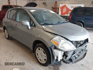 2010 Nissan Versa S z VIN 3N1BC1CP2AL390914, wystawiony jako IAAI lot #42475906 z przebiegiem 124 700 mil mil oraz . Historia ofert i sprzedaży dostępna na DreamBid. Obrazek 1.