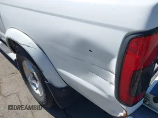 2000 Nissan Frontier XE z VIN 1N6ED27T5YC433357, wystawiony jako IAAI lot #42405160 z przebiegiem 290 620 mil mil oraz . Historia ofert i sprzedaży dostępna na DreamBid. Obrazek 6.
