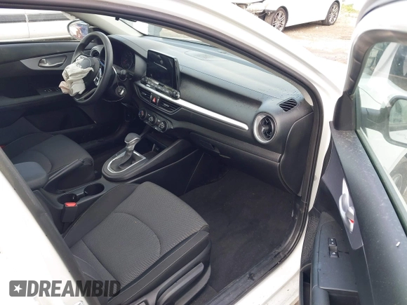 2024 Kia Forte LXS z VIN 3KPF24AD3RE819344, wystawiony jako IAAI lot #42247582 z przebiegiem 5 678 mil mil oraz . Historia ofert i sprzedaży dostępna na DreamBid. Obrazek 5.