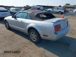 2006 Ford Mustang Standard с VIN 1ZVFT84N465102562, выставлен на аукционе IAAI как лот 42453410 с пробегом 142 098 миль миль и . История ставок и продаж доступна на DreamBid. Изображение 3.