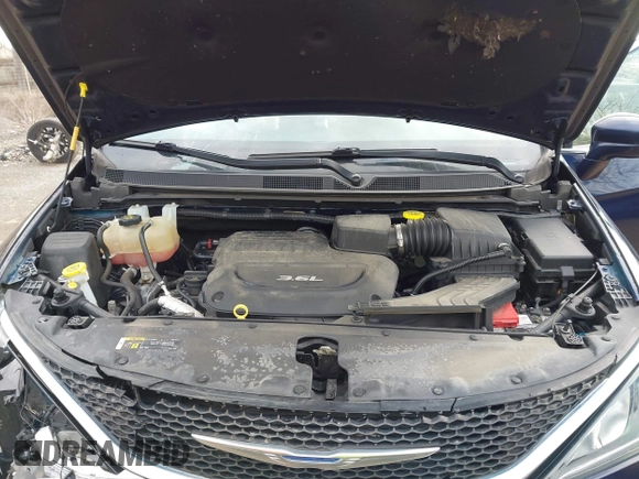 2018 Chrysler Pacifica Touring L with VIN 2C4RC1BG8JR271328, listed as a IAAI auction lot 41961546 with 84,740 mi miles and . Bid and sale history available at DreamBid. Image 10.