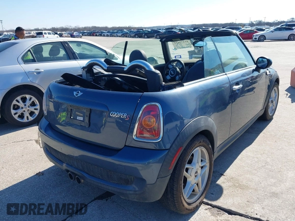 2010 MINI Convertible S с VIN WMWMS3C51ATZ85345, выставлен на аукционе IAAI как лот 41472622 с пробегом 136 061 миль миль и . История ставок и продаж доступна на DreamBid. Изображение 4.