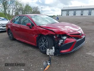 2023 Toyota Camry SE z VIN 4T1G11AK1PU133835, wystawiony jako IAAI lot #42070678 z przebiegiem 33 607 mil mil oraz . Historia ofert i sprzedaży dostępna na DreamBid. Obrazek 1.