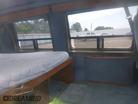 1992 Ford Econoline Cargo z VIN 1FDEE14N3NHA25465, wystawiony jako IAAI lot #42149941 z przebiegiem 172 438 mil mil oraz . Historia ofert i sprzedaży dostępna na DreamBid. Obrazek 8.