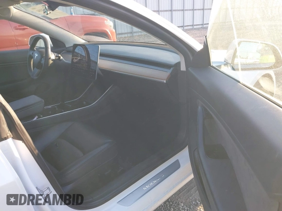 2019 Tesla Model 3 Mid Range z VIN 5YJ3E1EA8KF464681, wystawiony jako IAAI lot #42072104 z przebiegiem 83 451 mil mil oraz . Historia ofert i sprzedaży dostępna na DreamBid. Obrazek 5.