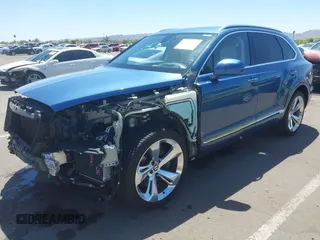 2019 Bentley Bentayga V8 z VIN SJAAM2ZVXKC026160, wystawiony jako IAAI lot #42131132 z przebiegiem 38 512 mil mil oraz . Historia ofert i sprzedaży dostępna na DreamBid. Obrazek 18.