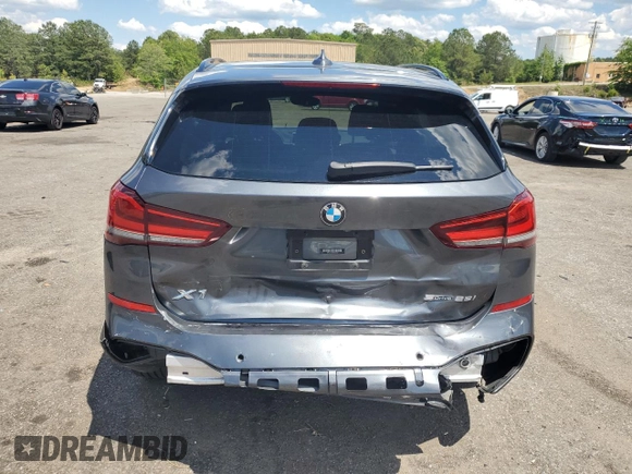 2021 BMW X1 sDrive28i z VIN WBXJG7C00M5T64693, wystawiony jako Copart lot #54013925 z przebiegiem 26 075 mil mil oraz Szkody całkowita. Historia ofert i sprzedaży dostępna na DreamBid. Obrazek 6.