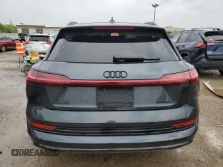 2022 Audi e-tron Premium Plus z VIN WA1LAAGE9NB010971, wystawiony jako Copart lot #51066514 z przebiegiem 26 885 mil mil oraz Szkoda całkowita • Salvage title. Historia ofert i sprzedaży dostępna na DreamBid. Obrazek 6.