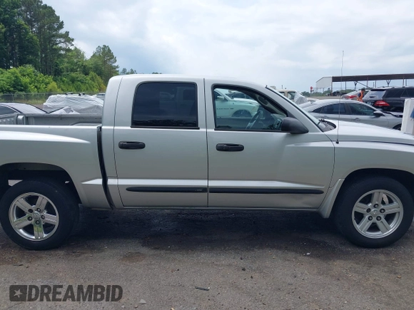 2007 Dodge Dakota SLT z VIN 1D7HE48K27S127788, wystawiony jako IAAI lot #42311626 z przebiegiem 357 130 mil mil oraz . Historia ofert i sprzedaży dostępna na DreamBid. Obrazek 14.
