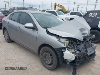 2013 Mazda 3 i Sport z VIN JM1BL1U71D1800075, wystawiony jako IAAI lot #42411809 z przebiegiem 252 170 mil mil oraz . Historia ofert i sprzedaży dostępna na DreamBid. Obrazek 1.