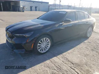 2024 BMW i5 eDrive40 z VIN WBY33FK03RCR92861, wystawiony jako Copart lot #88443755 z przebiegiem 13 138 mil mil oraz Szkody całkowita. Historia ofert i sprzedaży dostępna na DreamBid. Obrazek 1.