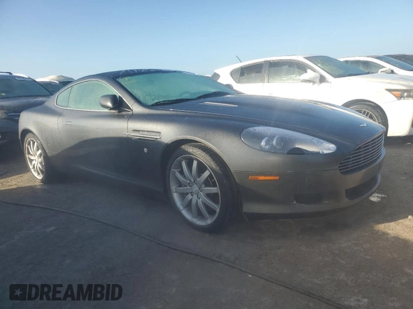 2005 Aston Martin DB9 z VIN SCFAD01A75GA02198, wystawiony jako Copart lot #75564554 z przebiegiem Nie podano mil oraz Nie do naprawy • Non repairable. Historia ofert i sprzedaży dostępna na DreamBid. Obrazek 4.