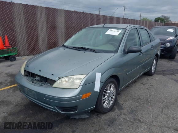 2005 Ford Focus S with VIN 1FAFP34N15W115018, listed as a IAAI auction lot 42078355 with 177,506 mi miles. Bid and sale history available at carsss.com. Image 2.