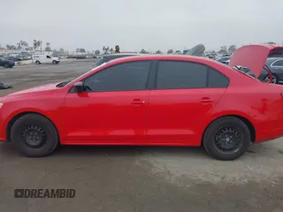 2015 Volkswagen Jetta S z VIN 3VW1K7AJ1FM302365, wystawiony jako IAAI lot #42282246 z przebiegiem 131 405 mil mil oraz . Historia ofert i sprzedaży dostępna na DreamBid. Obrazek 14.