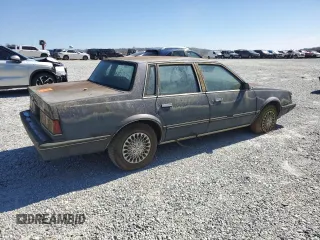 1988 Chevrolet Celebrity z VIN 1G1AW51W8J6159794, wystawiony jako Copart lot #47321315 z przebiegiem 181 956 mil mil oraz Nie do naprawy. Historia ofert i sprzedaży dostępna na DreamBid. Obrazek 3.
