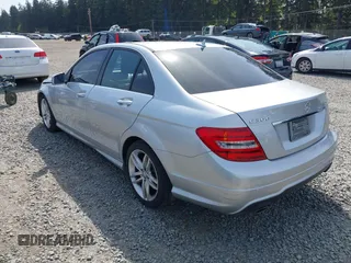 2012 Mercedes-Benz C 300 Sport z VIN WDDGF8BB7CR238797, wystawiony jako IAAI lot #42119641 z przebiegiem 168 348 mil mil oraz . Historia ofert i sprzedaży dostępna na DreamBid. Obrazek 3.