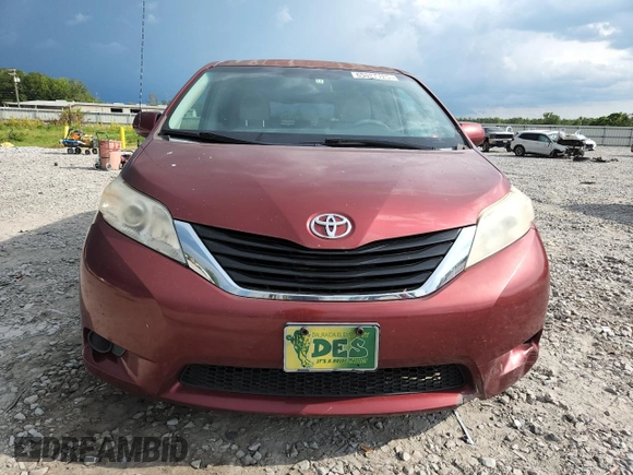 2013 Toyota Sienna LE AAS z VIN 5TDKK3DC6DS362510, wystawiony jako Copart lot #65827725 z przebiegiem 175 045 mil mil oraz Czysty tytuł • Clean title. Historia ofert i sprzedaży dostępna na DreamBid. Obrazek 5.