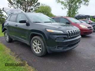 2014 Jeep Cherokee Altitude z VIN 1C4PJMCS3EW124798, wystawiony jako IAAI lot #42358580 z przebiegiem 199 983 mil mil oraz . Historia ofert i sprzedaży dostępna na DreamBid. Obrazek 1.