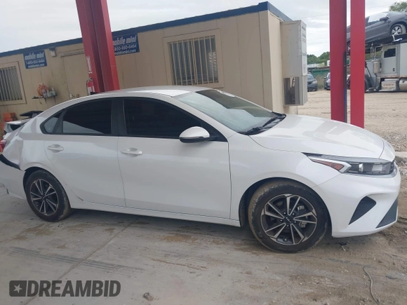 2023 Kia Forte LXS z VIN 3KPF24AD4PE612653, wystawiony jako IAAI lot #41660877 z przebiegiem 16 920 mil mil oraz . Historia ofert i sprzedaży dostępna na DreamBid. Obrazek 13.