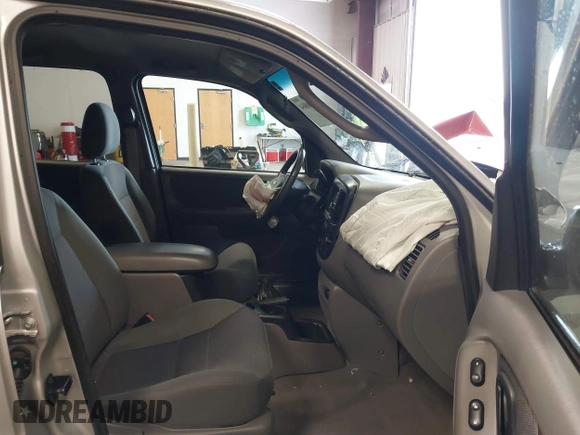 2002 Ford Escape XLT Choice с VIN 1FMYU041X2KD64911, выставлен на аукционе IAAI как лот 41590864 с пробегом 109 968 миль миль и . История ставок и продаж доступна на DreamBid. Изображение 5.