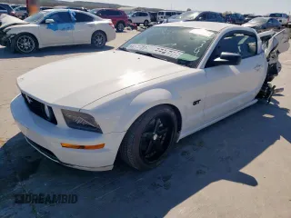 2006 Ford Mustang GT Deluxe z VIN 1ZVFT82H865186270, wystawiony jako Copart lot #49670655 z przebiegiem Nie podano mil oraz Szkoda całkowita • Salvage title. Historia ofert i sprzedaży dostępna na DreamBid. Obrazek 1.
