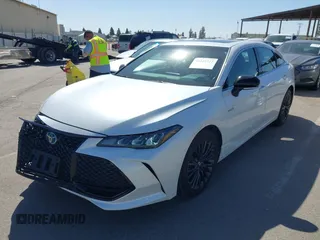 2019 Toyota Avalon Limited Hybrid z VIN 4T1B21FBXKU001178, wystawiony jako IAAI lot #42328222 z przebiegiem 72 204 mil mil oraz . Historia ofert i sprzedaży dostępna na DreamBid. Obrazek 2.