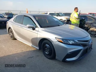 2022 Toyota Camry SE z VIN 4T1G11AK2NU618661, wystawiony jako IAAI lot #40516643 z przebiegiem 76 841 mil mil oraz . Historia ofert i sprzedaży dostępna na DreamBid. Obrazek 1.