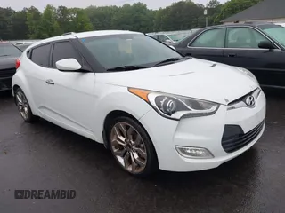 2015 Hyundai Veloster z VIN KMHTC6AD1FU222147, wystawiony jako IAAI lot #42338622 z przebiegiem 158 231 mil mil oraz . Historia ofert i sprzedaży dostępna na DreamBid. Obrazek 1.