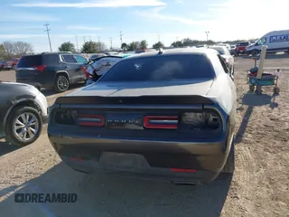 2017 Dodge Challenger SXT z VIN 2C3CDZAGXHH536595, wystawiony jako IAAI lot #41375622 z przebiegiem 103 915 mil mil oraz . Historia ofert i sprzedaży dostępna na DreamBid. Obrazek 17.