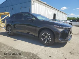 2024 Toyota bZ4X XLE z VIN JTMABACAXRA088300, wystawiony jako Copart lot #55844025 z przebiegiem 369 mil mil oraz Szkody całkowita. Historia ofert i sprzedaży dostępna na DreamBid. Obrazek 4.