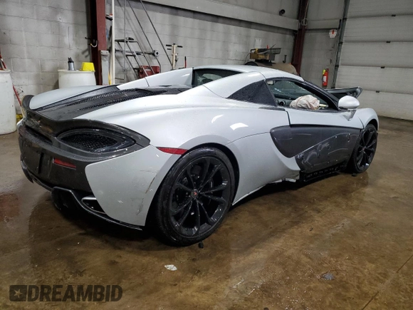 2018 McLaren 570S z VIN SBM13FAA2JW004594, wystawiony jako Copart lot #49730155 z przebiegiem Nie podano mil oraz Szkody całkowita. Historia ofert i sprzedaży dostępna na DreamBid. Obrazek 3.