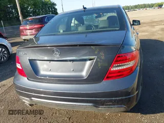 2014 Mercedes-Benz C 250 Sport z VIN WDDGF4HB2EG241072, wystawiony jako IAAI lot #42553128 z przebiegiem 106 726 mil mil oraz . Historia ofert i sprzedaży dostępna na DreamBid. Obrazek 16.