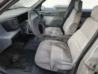 1990 Chevrolet Corsica z VIN 1G1LT54T5LY175073, wystawiony jako Copart lot #71889604 z przebiegiem 111 578 mil mil oraz Tytuł czysty. Historia ofert i sprzedaży dostępna na DreamBid. Obrazek 7.