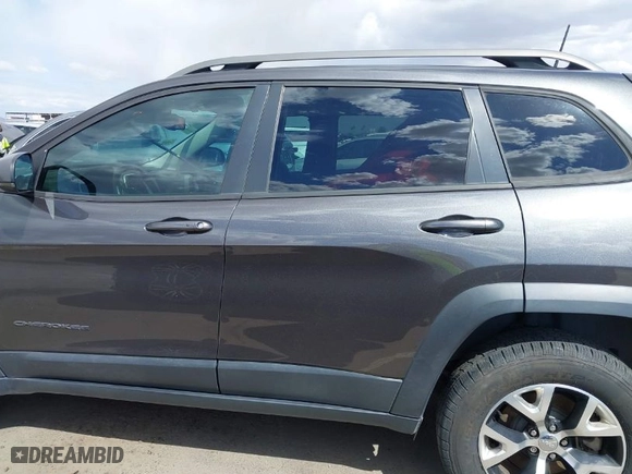 2017 Jeep Cherokee Trailhawk with VIN 1C4PJMBS6HW597794, listed as a IAAI auction lot 41750977 with 47,313 mi miles. Bid and sale history available at carsss.com. Image 15.