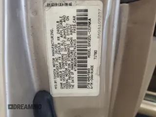 2000 Toyota Camry CE z VIN 4T1BG22K2YU742415, wystawiony jako Copart lot #55763165 z przebiegiem 245 821 mil mil oraz Czysty tytuł • Clean title. Historia ofert i sprzedaży dostępna na DreamBid. Obrazek 12.