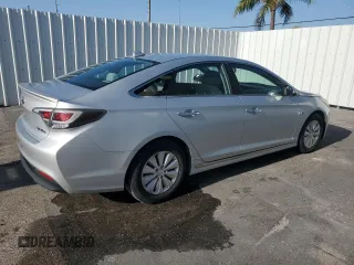 2016 Hyundai Sonata Hybrid SE with VIN KMHE24L10GA038677, listed as a Copart auction lot 51823625 with 62,130 mi miles and Clean Title. Bid and sale history available at carsss.com. Image 3.
