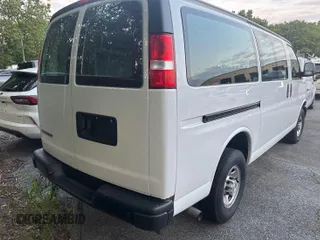 2022 Chevrolet Express Cargo z VIN 1GCWGAFP0N1263543, wystawiony jako IAAI lot #42841729 z przebiegiem 20 019 mil mil oraz . Historia ofert i sprzedaży dostępna na DreamBid. Obrazek 1.