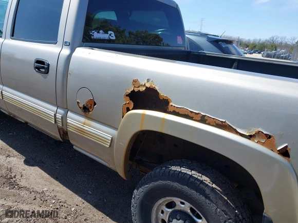 2002 Chevrolet Silverado 2500HD LS with VIN 1GCHK23U82F237150, listed as a IAAI auction lot 41918083 with 173,724 mi miles. Bid and sale history available at carsss.com. Image 18.