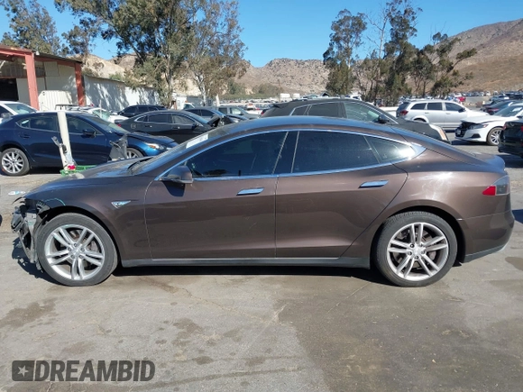 2013 Tesla Model S z VIN 5YJSA1DN4DFP19552, wystawiony jako IAAI lot #41360466 z przebiegiem 129 806 mil mil oraz . Historia ofert i sprzedaży dostępna na DreamBid. Obrazek 15.
