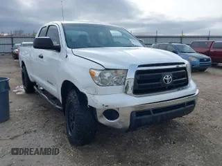 2013 Toyota Tundra z VIN 5TFRM5F19DX064236, wystawiony jako IAAI lot #41701170 z przebiegiem 147 312 mil mil oraz . Historia ofert i sprzedaży dostępna na DreamBid. Obrazek 1.
